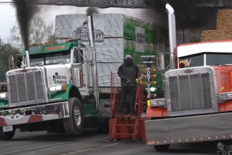 A több ezer lóerős kamionszörnyek lassítva látványosak igazán