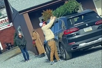 Ez a BMW-s úgy kötötte fel a fát a tetőre, hogy egy egész parkoló röhögött rajta 