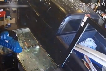 Berongyolt az üzletbe az autóval, de nem ott távozott, ahol jött