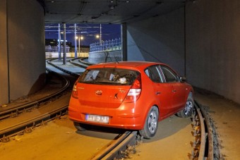 Villamos húzott ki egy alagútban elakadt autóst Budapesten