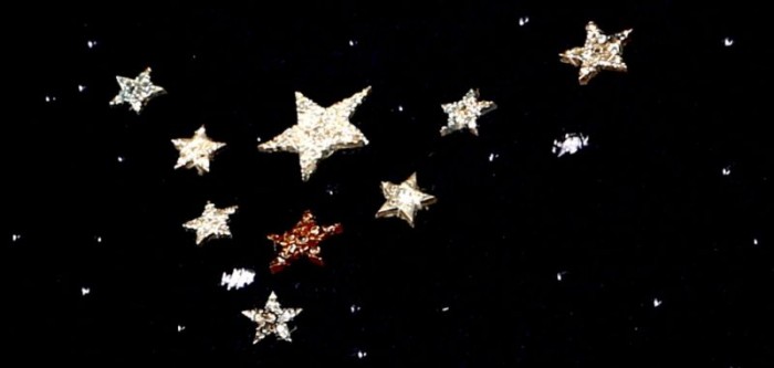 Arannyal szőtték, gyémánttal díszítették a milliós ünnepi ronda pulcsit 4