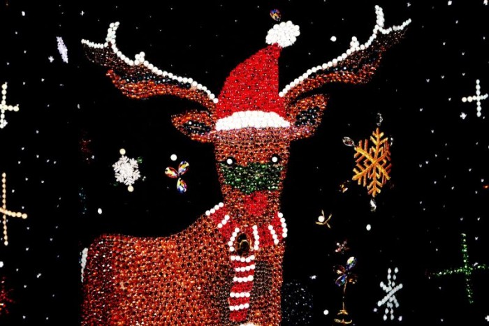 Arannyal szőtték, gyémánttal díszítették a milliós ünnepi ronda pulcsit 3