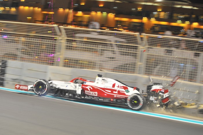 F1: Autót tört, majd a pályát szidta Räikkönen