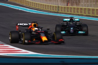 F1: Furcsa dologgal gyanúsítja Hamilton Verstappent