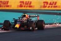 F1: Verstappen utolsó körös előzéssel világbajnok 2