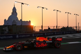 F1: Verstappen az élen, Hamilton nagy balesetet úszott meg