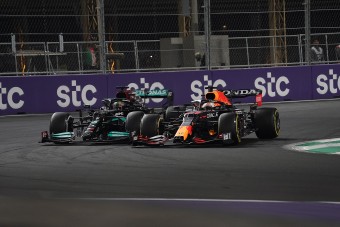F1: Újabb büntetést kapott Verstappen