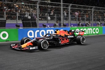 F1: Mindig csak Verstappent büntetik