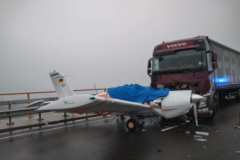 Repülőgéppel ütközött egy kamion a német autópályán