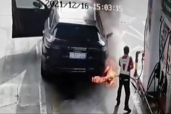 Tankolás közben szándékosan gyújtottak fel egy autót – videón az eset 