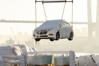 Jégbe fagytak az autók az orosz szállítóhajón