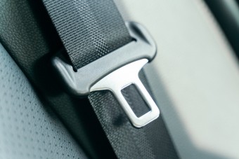 Rengeteg baj van a biztonsági övvel