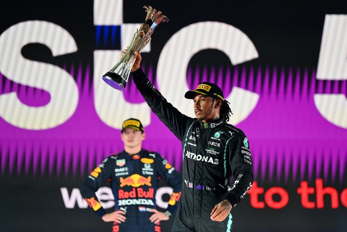 Verstappen páros lábbal állt bele az F1-be 2