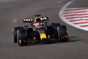 F1: Verstappen utolsó körös előzéssel világbajnok
