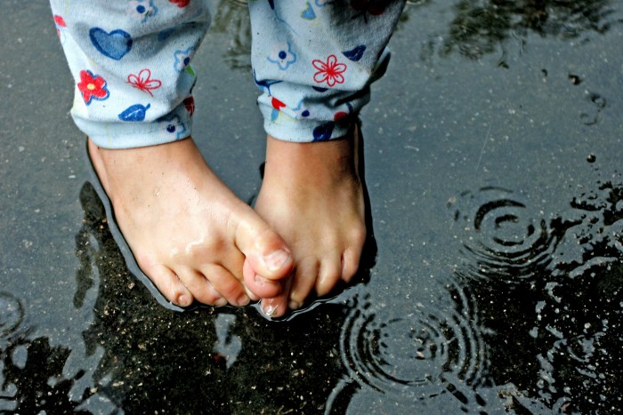 Az autók között, mezítláb bolyongott egy kétéves