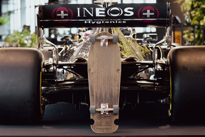 Gördeszkát csináltak Hamilton Mercedeséből