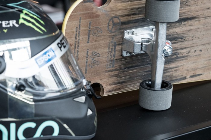 Gördeszkát csináltak Hamilton Mercedeséből 2