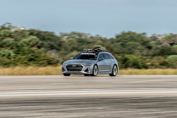 Új rekord: alulról karcolja a 300-at a világ leggyorsabb karácsonyfája