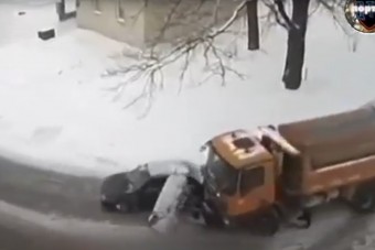 Az autót is eltakarította az útból a hótoló