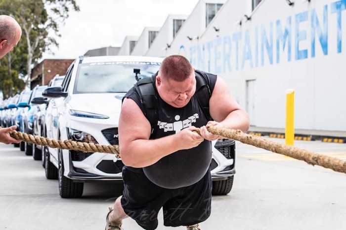 Autókat húz el, gyerekeknek segít az erőember