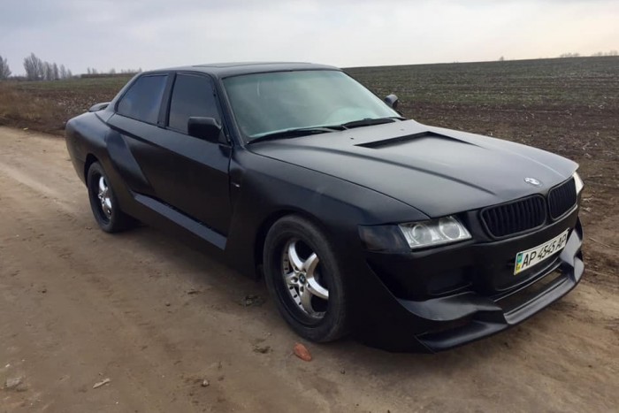 Ijesztő fekete pöfeteget faragtak ebből az öreg BMW-ből
