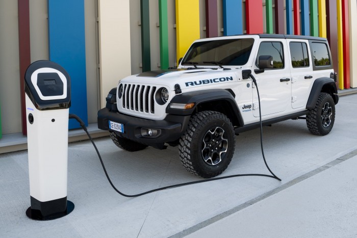 Okosabb, színesebb és vagányabb lesz a Jeep Wrangler 5