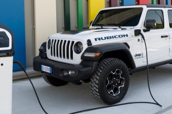Okosabb, színesebb és vagányabb lesz a Jeep Wrangler