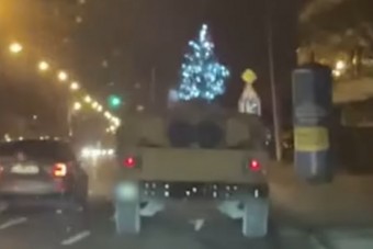 Sajátos módon állított karácsonyfát egy magyar autós 