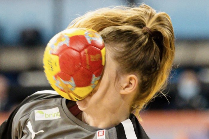 Teljesen eltorzult a feje a kapusnak, miután arccal védett