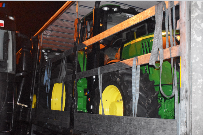 Autópályán találták meg a lopott traktorokat