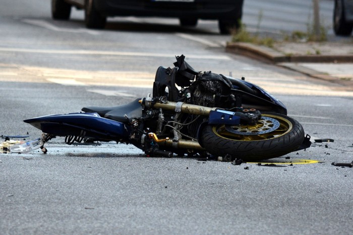 Autónak hajtott egy motoros, egy másik autóst ítéltek el