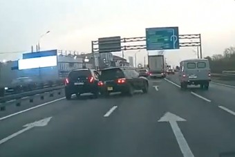 Mérgezett egér módjára ment az orosz autós, semmi jóra nem vezetett
