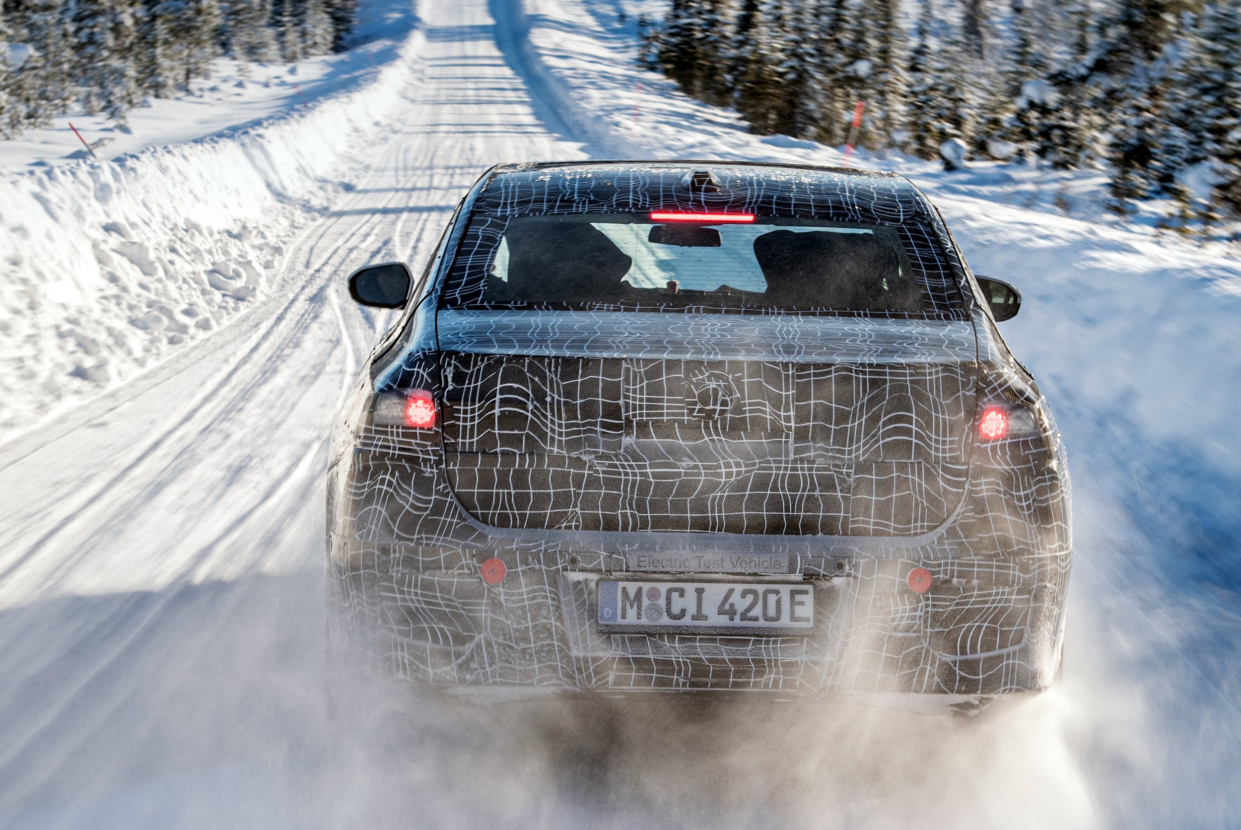 Érkezik a BMW elektromos luxusszedánja 12