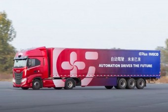 Önvezető teherautókat tesztelne az Iveco