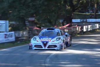 Egy szörnyeteget varrtak ennek az Alfa Romeónak a bőre alá