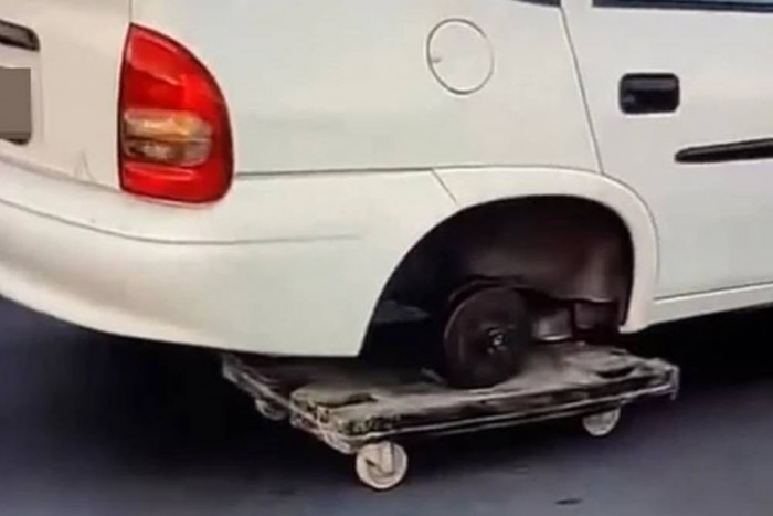 Meglepő húzással pótolta elveszett kerekét egy afrikai autós