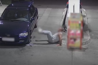 Az év felvételét tette közzé az ügyészség: részegen, begyógyszerezve próbált kereket cserélni a kúton