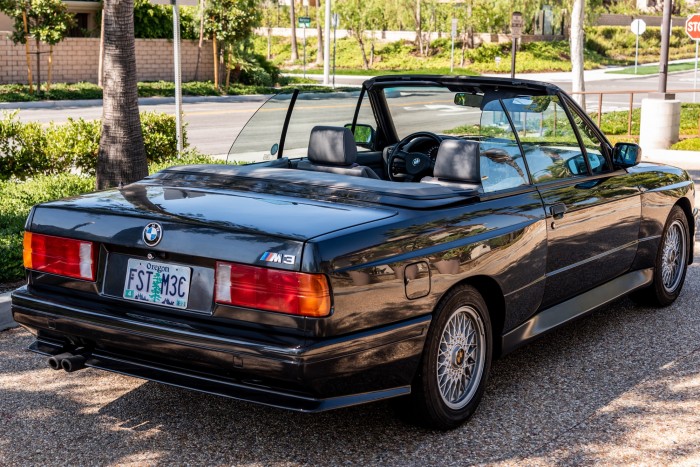 Könnyfakasztó összeget adtak ezért a 30 éves BMW M3 kabrióért 2