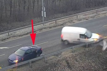 Drámai felvétel, az utolsó pillanatban ugrott el egy autó elől az M0-snál