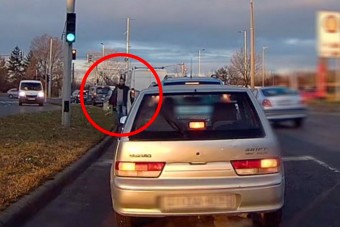 Meglátott egy zsák szemetet a pirosnál Budán, amit tett, az nagyon felemelő