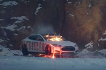 Dinamittal robbantotta fel a Teslát, mert drága javítani