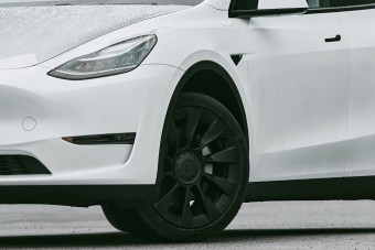 Életveszélyes újítást vezetett be a Tesla
