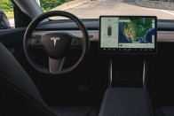 Életveszélyes újítást vezetett be a Tesla 2