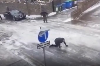 2021 egyik legviccesebb jelenetét köszönhetjük ennek a lefagyott útnak