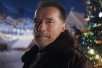 Schwarzenegger karácsonyi hangulatba hozza a virtuális tankháborút 