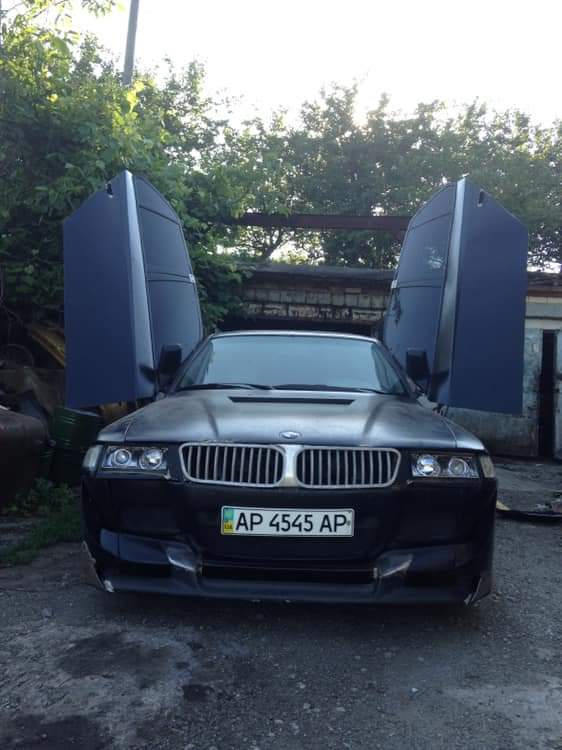 Ijesztő fekete pöfeteget faragtak ebből az öreg BMW-ből 5