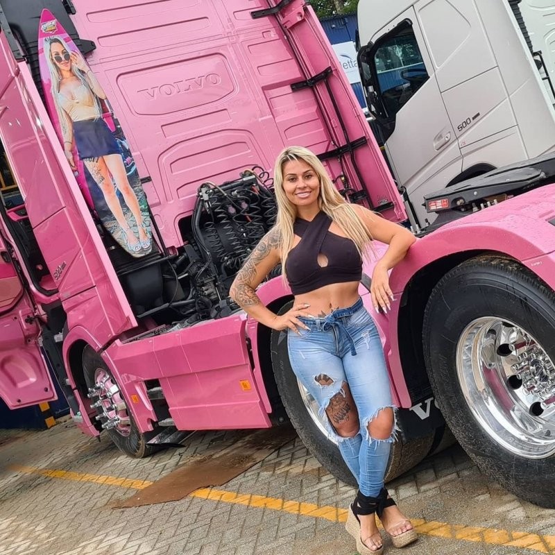 Milliók követik a kamionos szőke bombázót 1