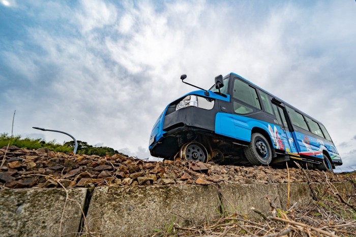 A síneken is közlekedhet ez a busz 4