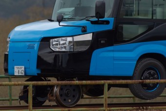 A síneken is közlekedhet ez a busz