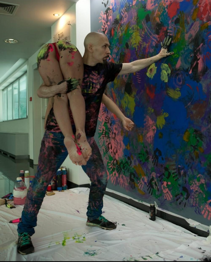 Női testeket használ ecsetként képeihez egy tatárföldi művész 1